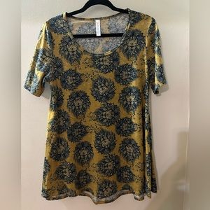 EUC- Women’s LulaRoe Perfect T Sz Small Short Sleeve Lion Dream Catcher Design